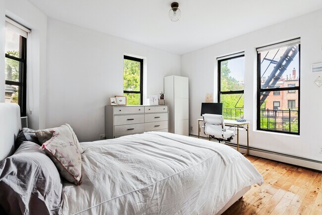 Building Photo - 3BR Charm on Clinton Street