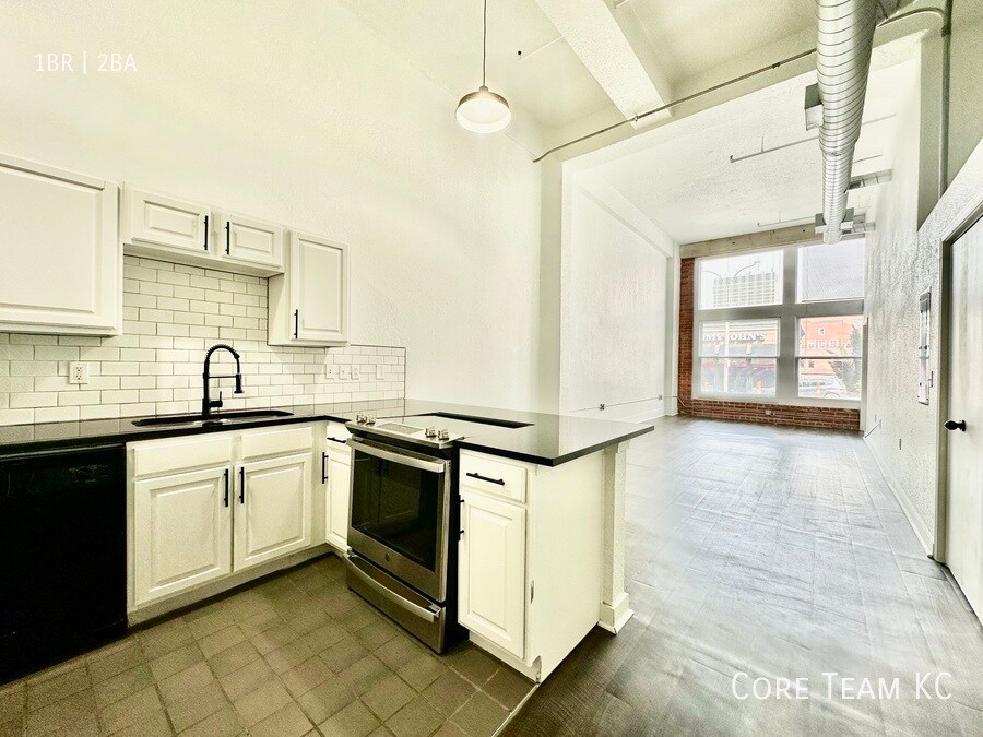 Primary Photo - Renovated 1 Bed + Bonus Room in Downtown!