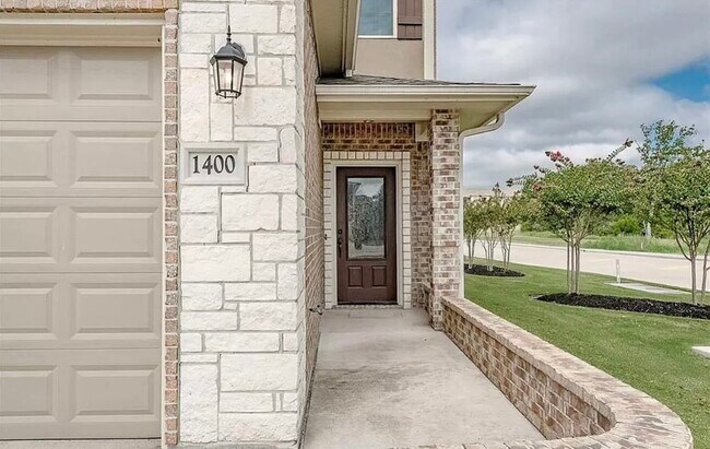 Building Photo - 1400 Crescent Ridge Dr