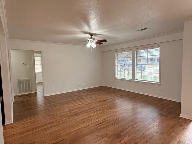 Building Photo - 204 Meadow Ln