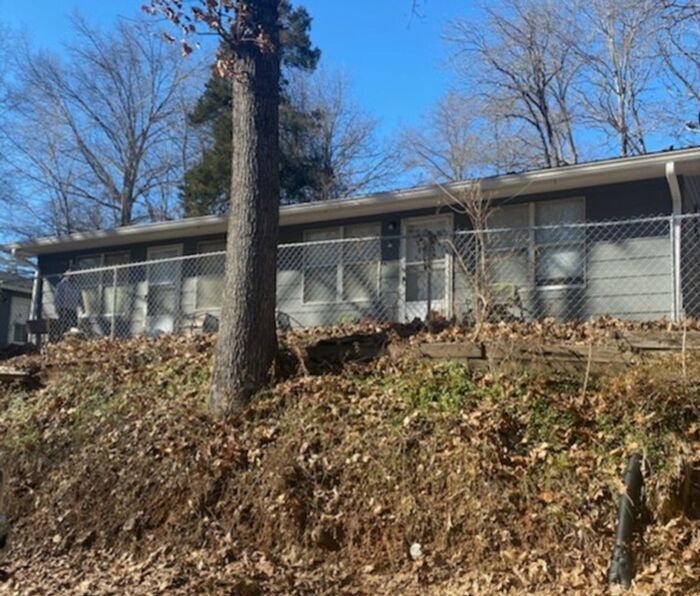 Primary Photo - 302 N Spring St