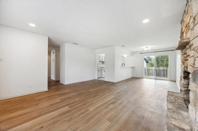 Building Photo - 807 Castle Ridge Rd