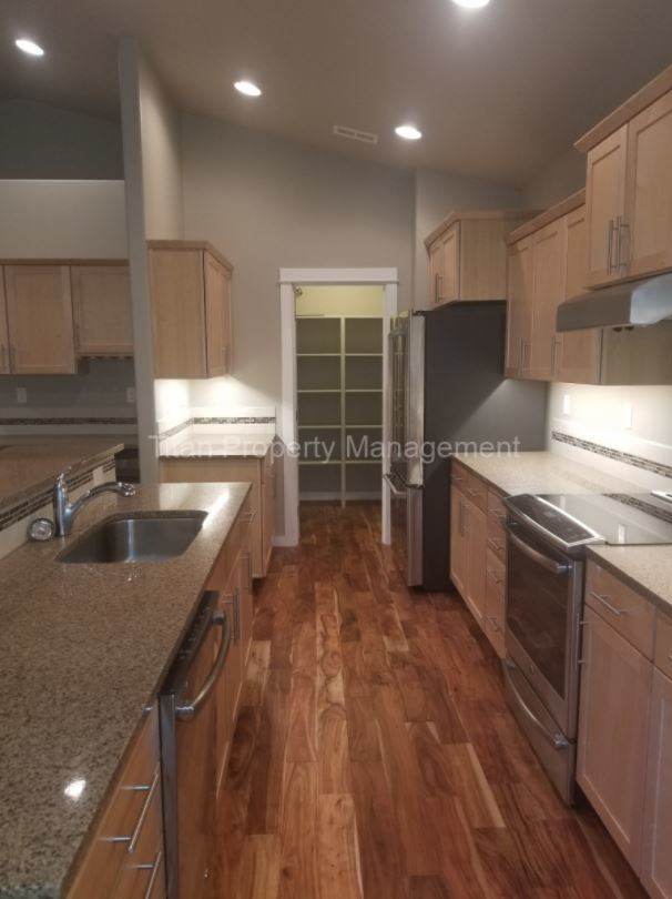 Foto del edificio - Charming 3-Bed Lake Oswego Retreat with Gr...