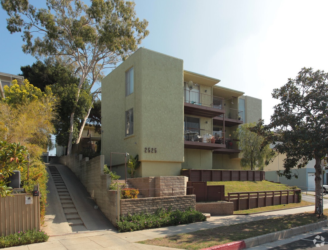 Building Photo - 2525 Beverly Ave