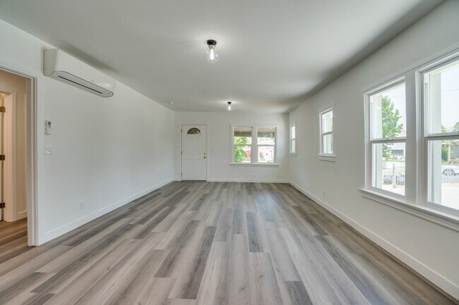 Building Photo - 1532 N Avenue 45