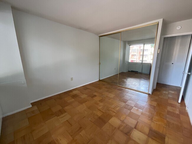 Building Photo - Spacious RiverPark 1 bedroom located near ...