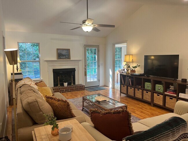 Building Photo - Beautiful Donelson Cottage With Private Fenced Yard