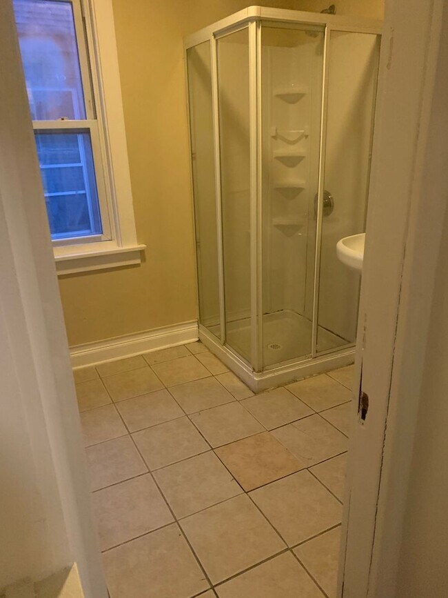 Foto del edificio - 932 Center St - Duplex