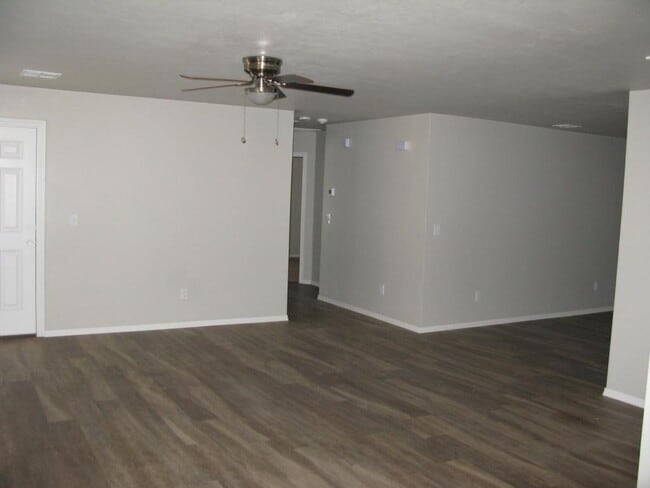 11623 Surrey Villas Court, Yukon, OK 73099 photo'