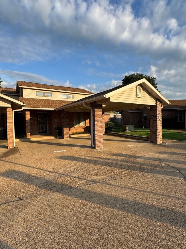 Building Photo - 2711 Greenbriar Dr