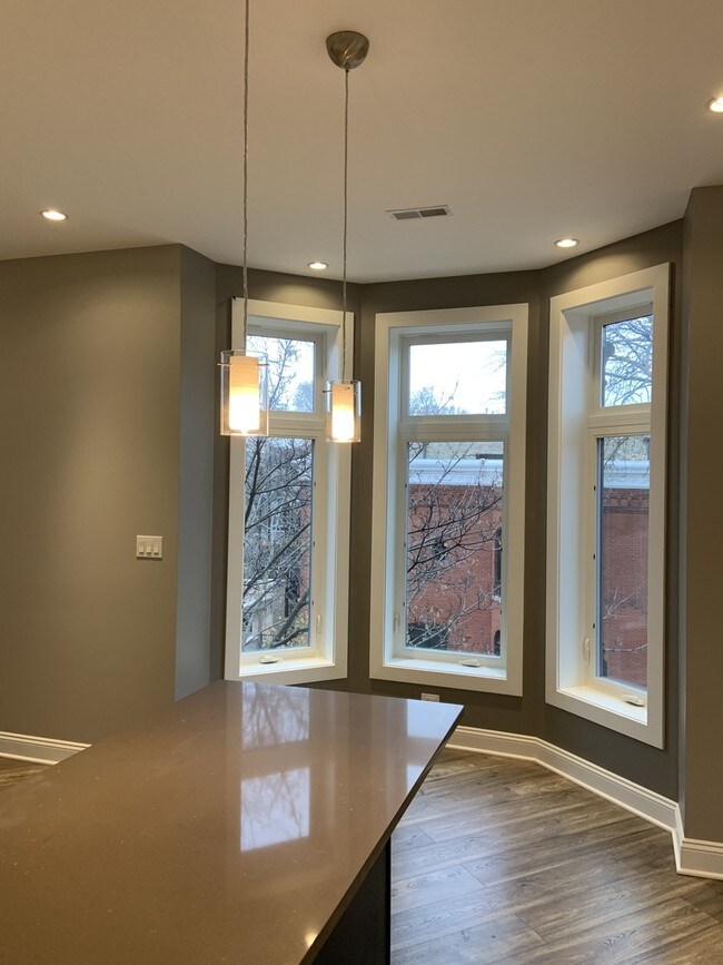 Foto del edificio - 1254 N Hoyne Ave