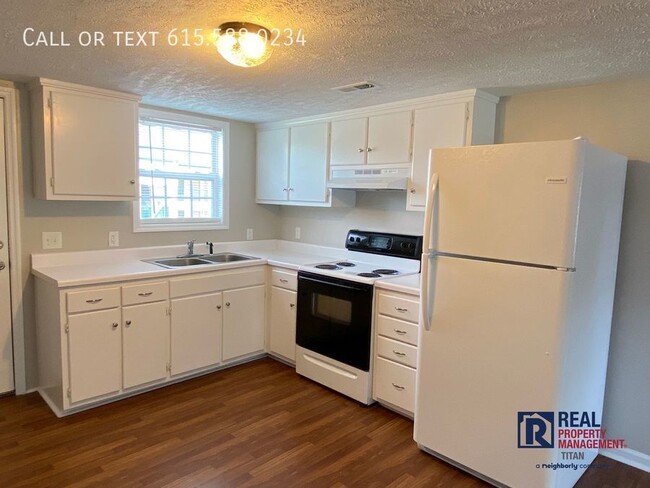 Building Photo - End Unit Conveniently Located 2BR/1.5BA Ap...