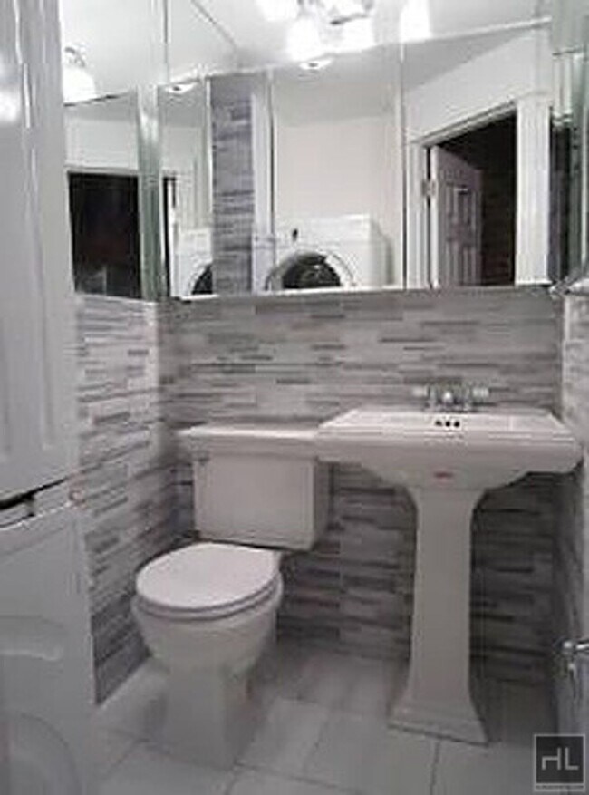 Building Photo - Act now on this gorgeous 2BR 1BTH apartmen...
