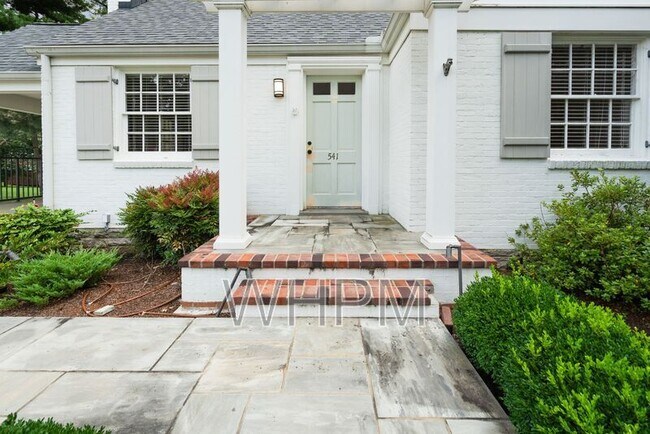 Building Photo - 541 Skyview Dr