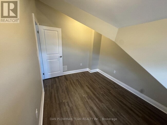 Building Photo - 460 Park Rd S