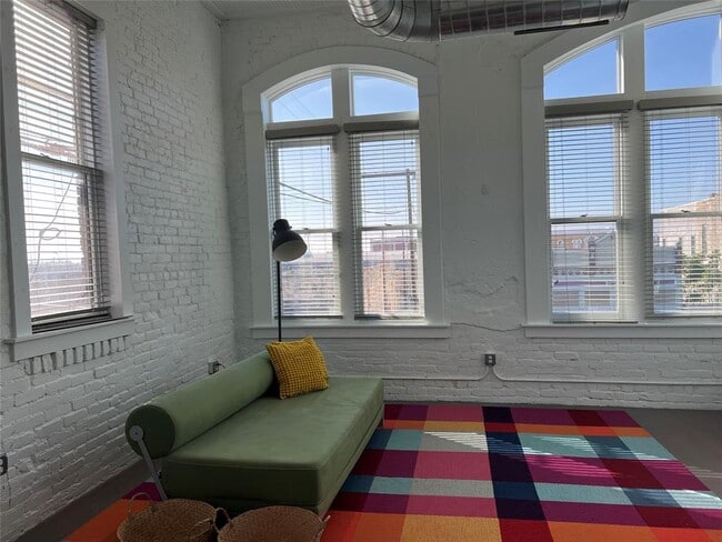 Building Photo - 102 E 2nd St