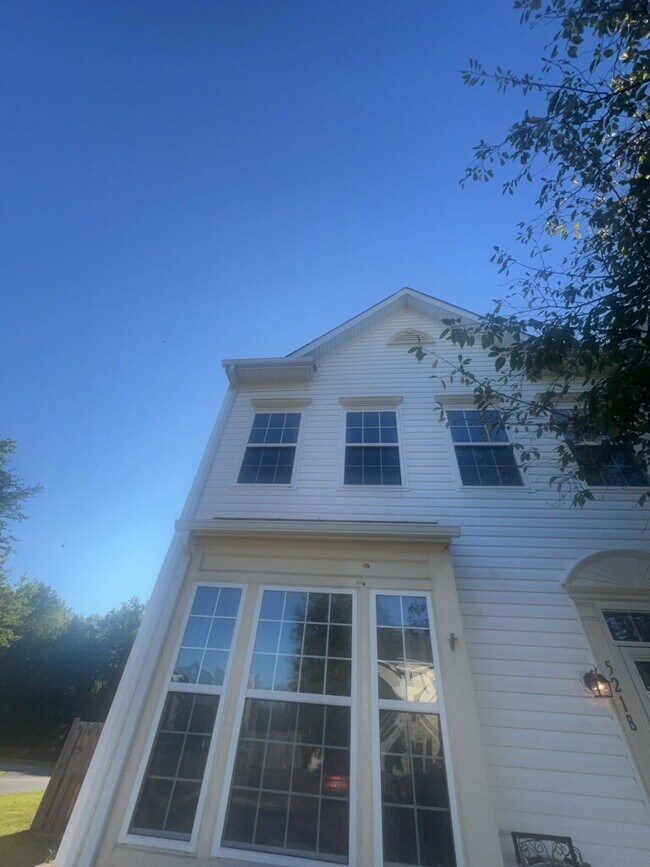 Foto del edificio - Spacious End-Unit 4 Bedroom Townhome for R...
