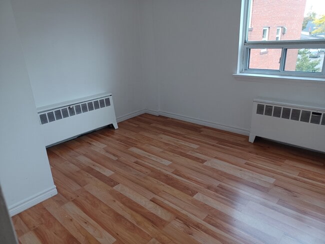 Photo du bâtiment - 191 Lakeshore Rd E