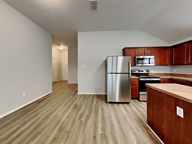 Foto del edificio - Charming 3-Bed, 2-Bath Home in Dallas with Garage Parking