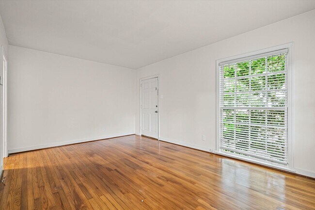 Foto del edificio - CHARMING MIDTOWN COTTAGE with Updated Kitchen