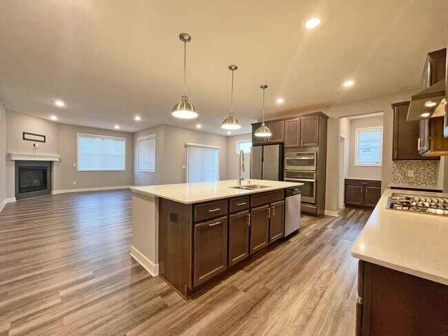 Foto del edificio - Sparkling, SPACIOUS Like-New Home with 3 B...