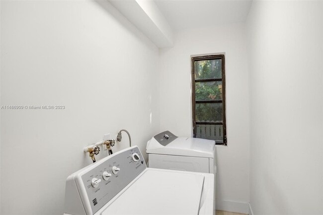 Building Photo - 936 Sorolla Ave