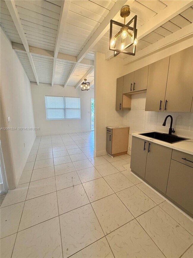Foto del edificio - 6110 Monroe St