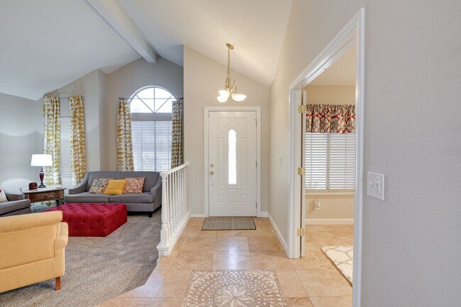 Building Photo - Beautiful Single Story Home !