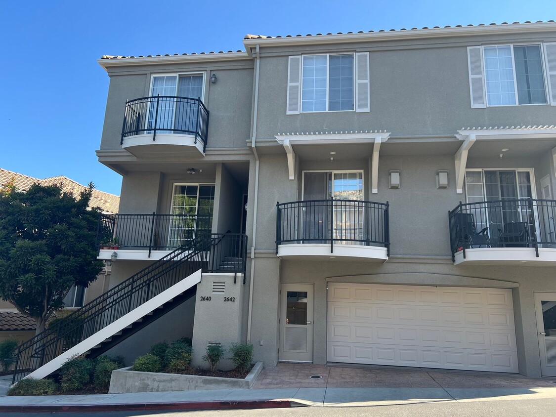 Primary Photo - Beautiful 3 bed 2.5 bath townhouse is San ...