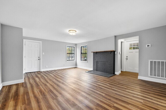 Building Photo - Newly Remodeled Duplex!