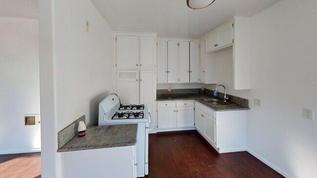 Building Photo - PRICE REDUCTION!! 1 Bed 1 Bath Unit In San...