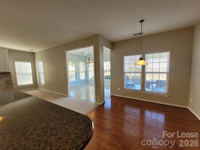 Building Photo - 2728 Sunberry Ln NW