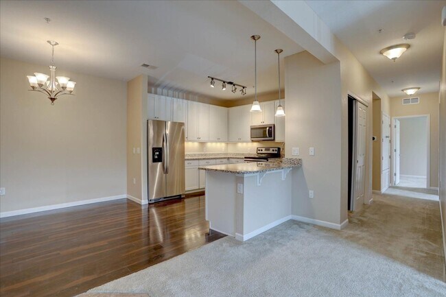 Foto del edificio - 2nd Floor, 2 bed, 2bath, Community Pool!