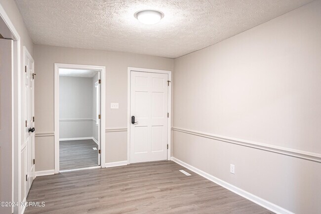 Building Photo - 121 Heather Ln