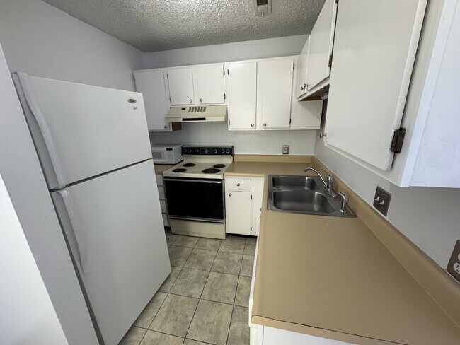 Building Photo - Gorgeous, 1 bedroom apartment with in-unit laundry, a fireplace, river and walking path.