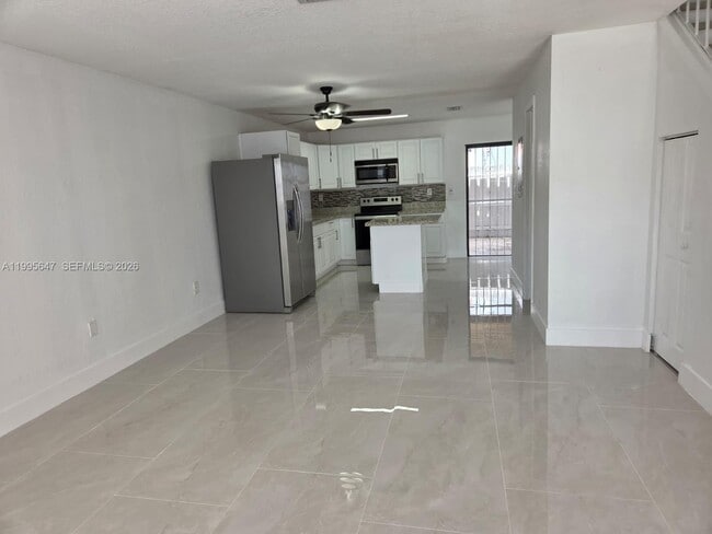 Building Photo - 550 SW 115th Ave