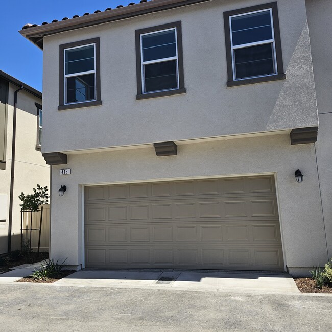Two car garage - 415 Willow Run Ln