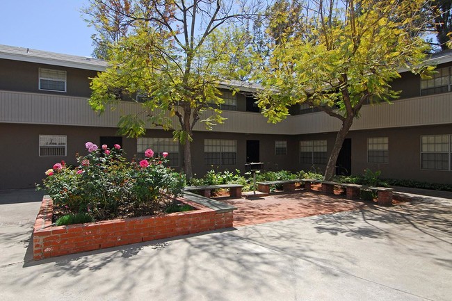 Building Photo - 7576 Parkway Dr