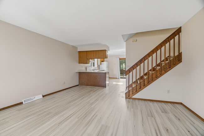 Building Photo - 1355 W Hiawatha Dr