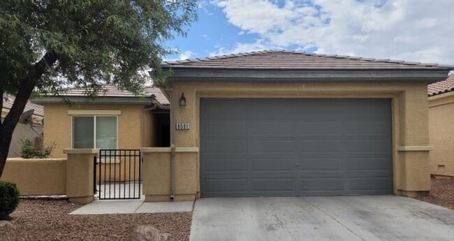 Building Photo - Single story with lots of tile in living a...