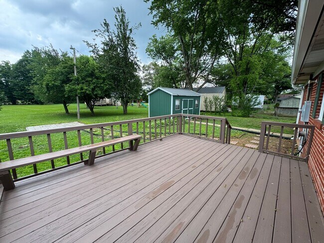 Foto del edificio - Prime Location! 2 Bed Home on Highway to M...