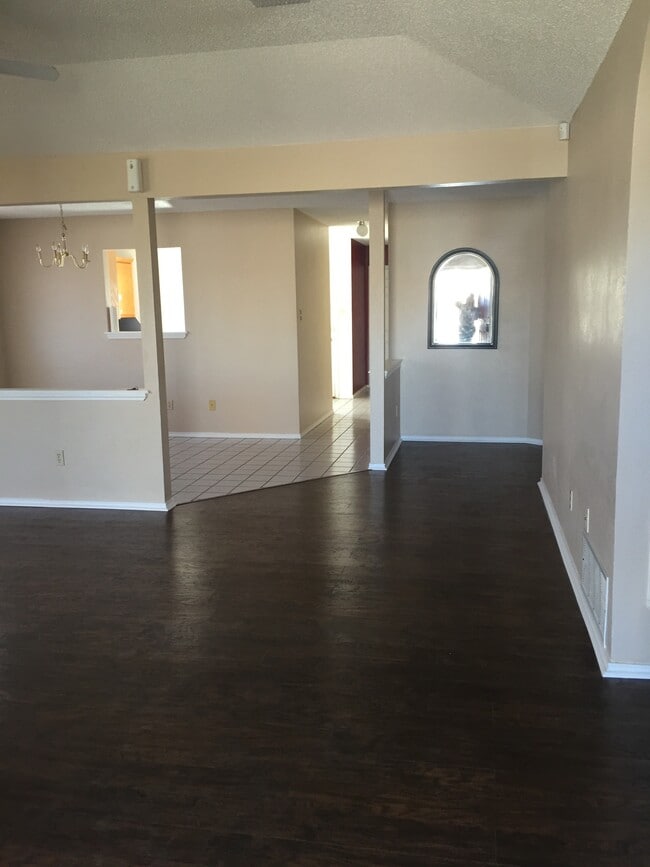 Building Photo - 6101 9th Dr