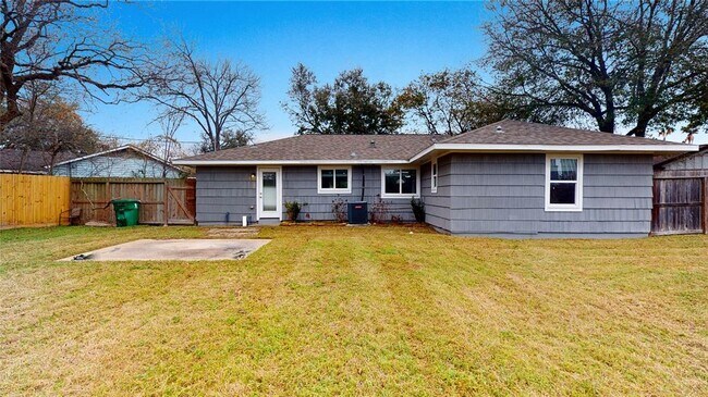 Building Photo - 10210 Valencia Dr