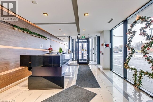 Photo du bâtiment - 5230 Dundas St