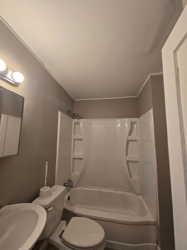 Building Photo - 3 bed 1 bath home