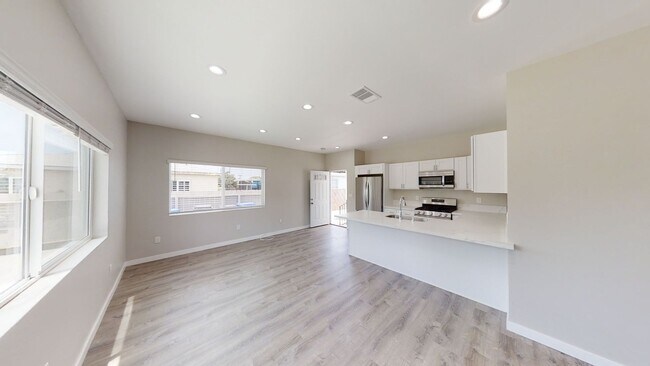 Foto del edificio - 4BD/2BA on Art! Lots of Parking!