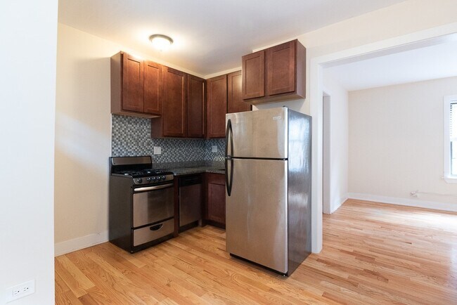 Foto del edificio - 3731 N Pine Grove Ave