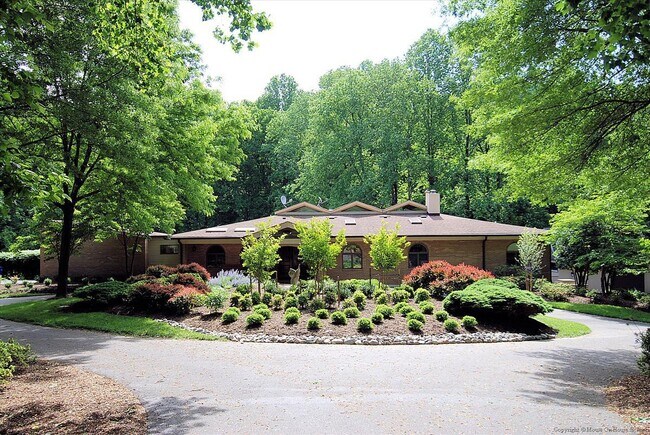Building Photo - Stunning, Private Estate Home in Close in ...