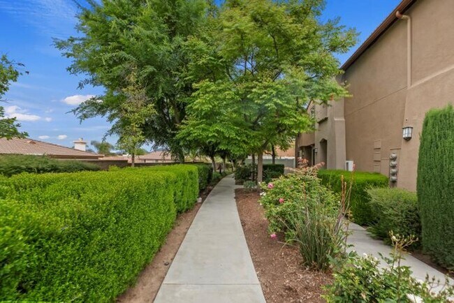 Foto del edificio - Beautiful 3 bedroom townhouse available fo...
