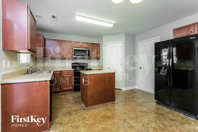 Building Photo - 6600 Maderia Ct